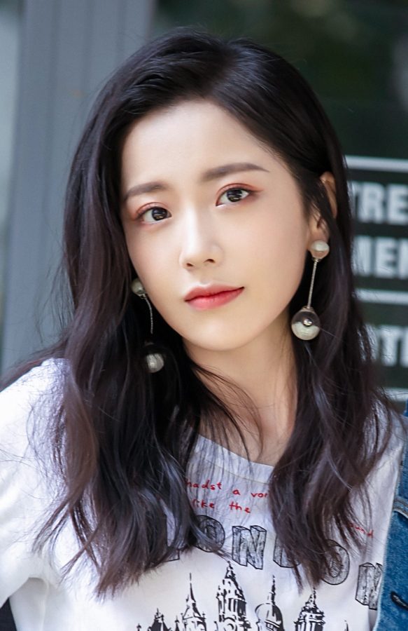 女歌手王艺瑾穿牛仔热裤秀出白皙少女腿(6/6)