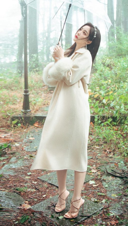 Wang Yijin holds an umbrella in the rain, and her stiletto heels show off her perfect feet(2/3)