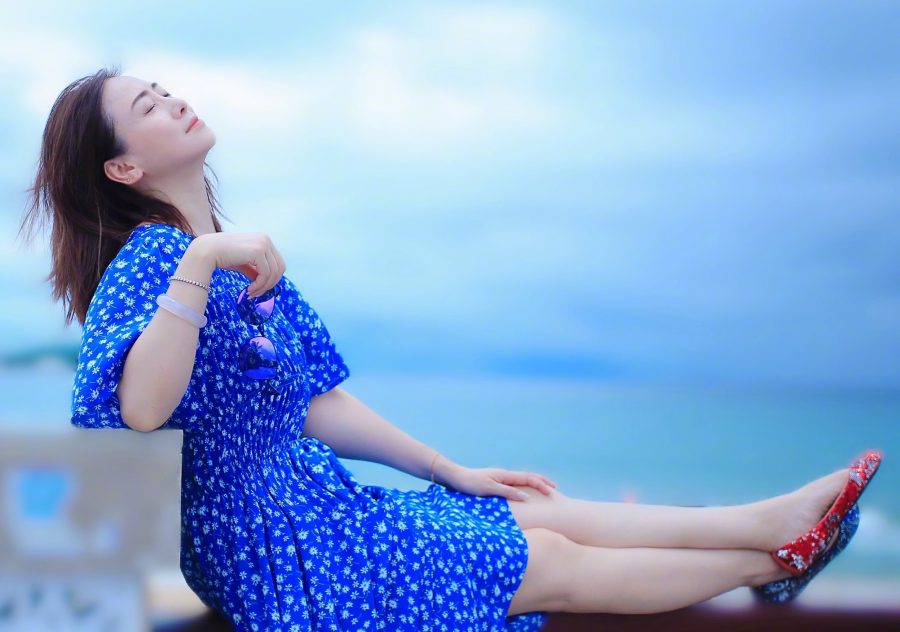 翁虹在碧海蓝天下展现美丽的双腿(1/2)