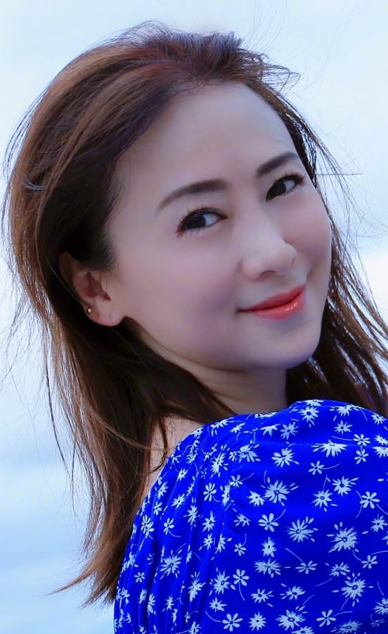 翁虹在碧海蓝天下展现美丽的双腿(2/2)