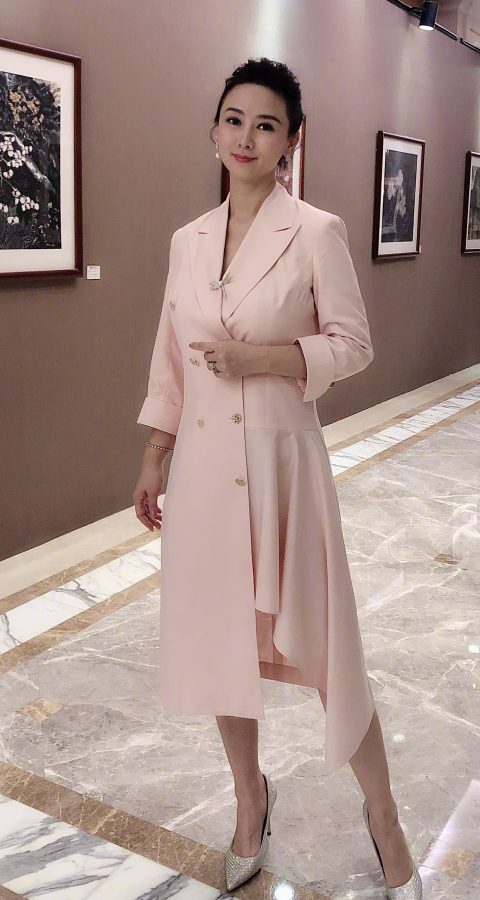 翁虹展现高挑身姿和修长美腿的魅力(3/5)
