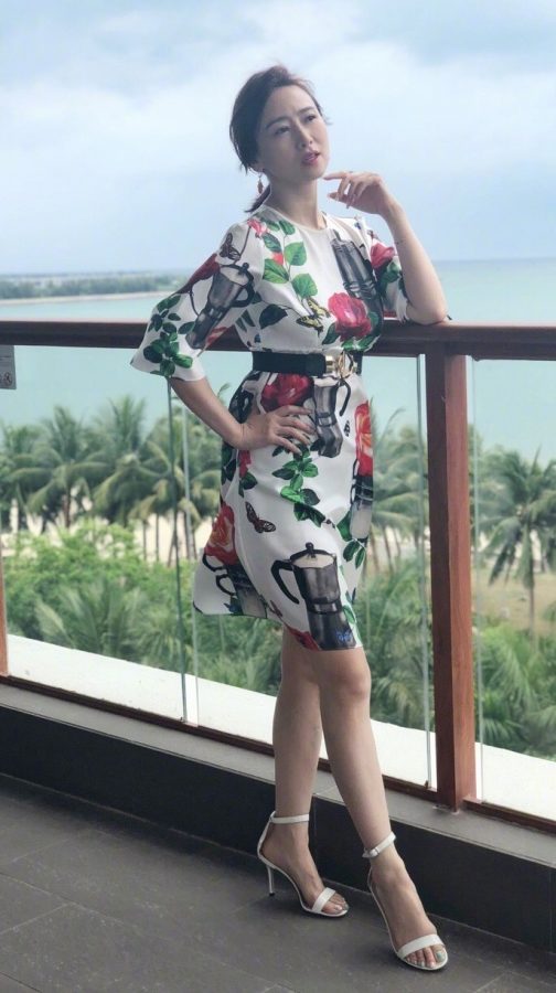 古典气质美女翁虹身穿花裙配白色凉高(1/3)