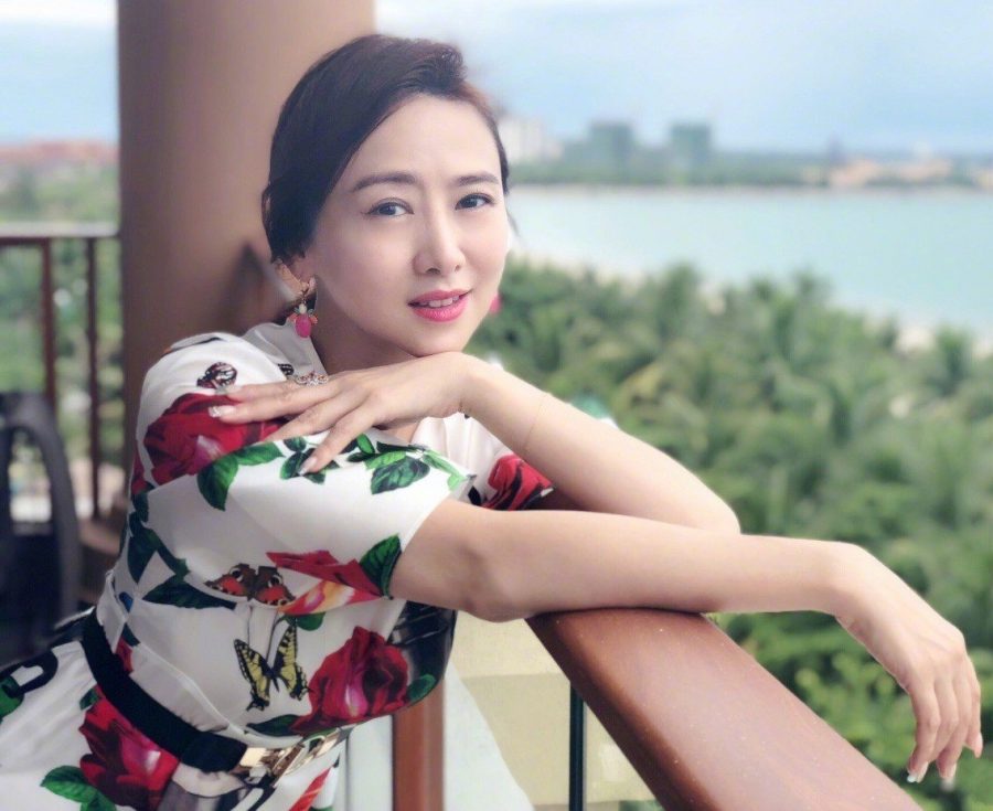古典气质美女翁虹身穿花裙配白色凉高(3/3)