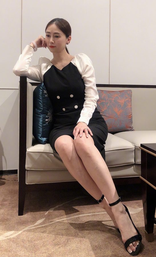 翁虹纤细美腿翘二郎腿坐姿优雅(4/9)
