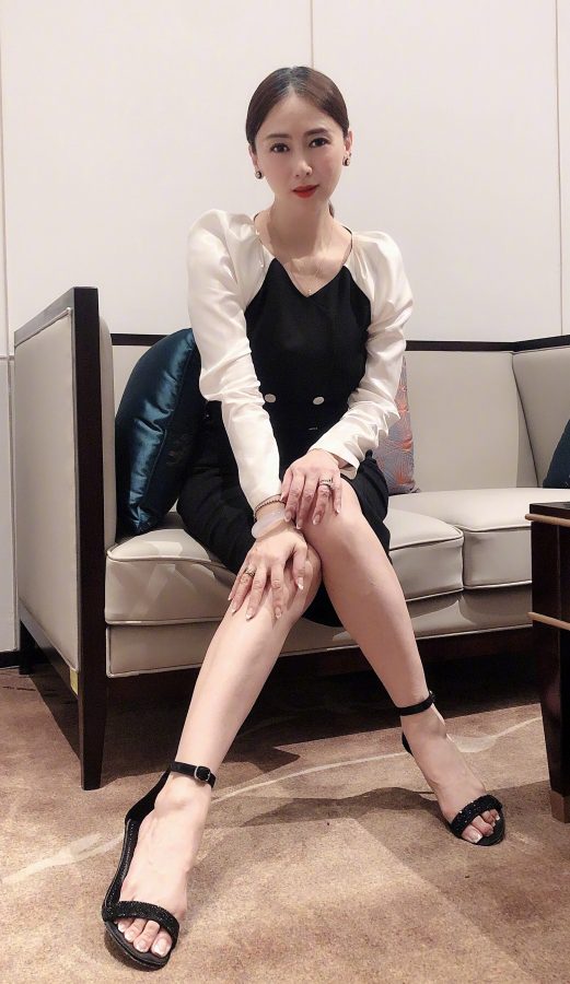翁虹纤细美腿翘二郎腿坐姿优雅(6/9)