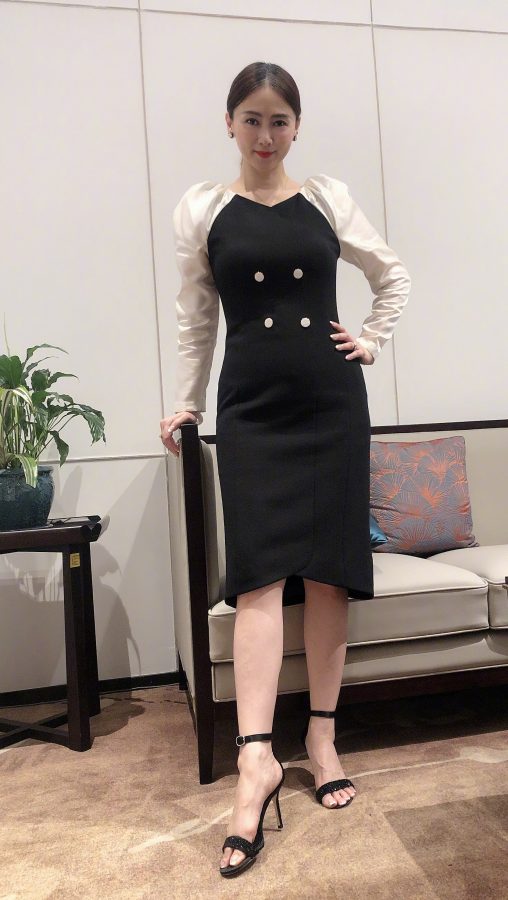 翁虹纤细美腿翘二郎腿坐姿优雅(7/9)