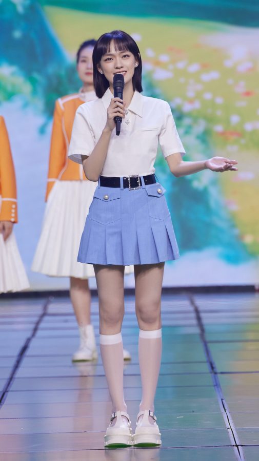 美少女文淇细白腿穿短筒白丝袜登台(1/5)