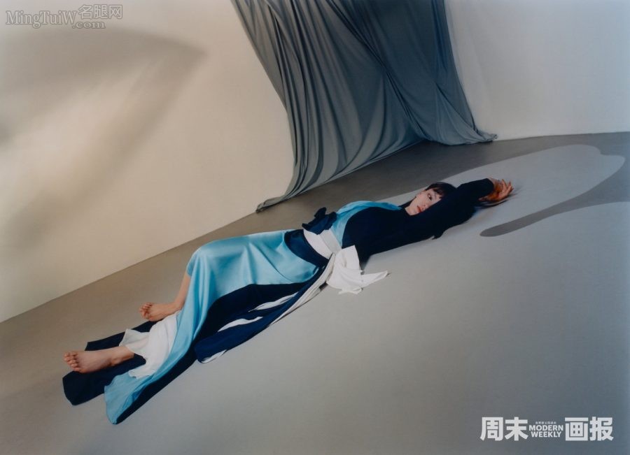 《周末画报》文淇光脚丫美照(3/3)