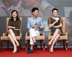 薛佳凝和蒋勤勤宣传电视剧《大时代》时展示美腿