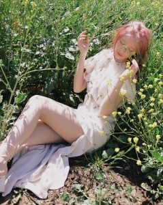 徐娇坐在花丛中展示光滑美腿的迷人景象