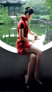 徐娇穿上红色旗袍展现江南风情与美腿魅力