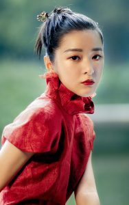 徐娇穿上红色旗袍展现江南风情与美腿魅力
