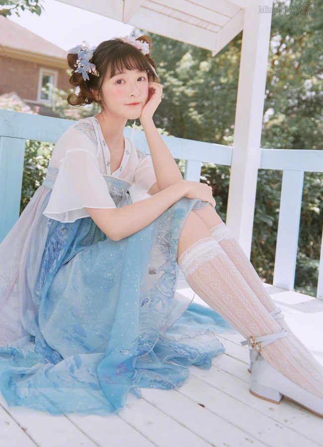 Xu Jiao shows off cute costumes paired with charming lace socks(1/4)