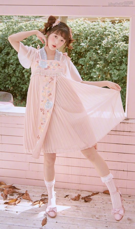 Xu Jiao shows off cute costumes paired with charming lace socks(4/4)