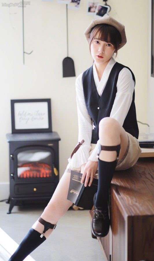 可爱妹子徐娇坐在沙发里展现美腿让人心动不已(7/7)