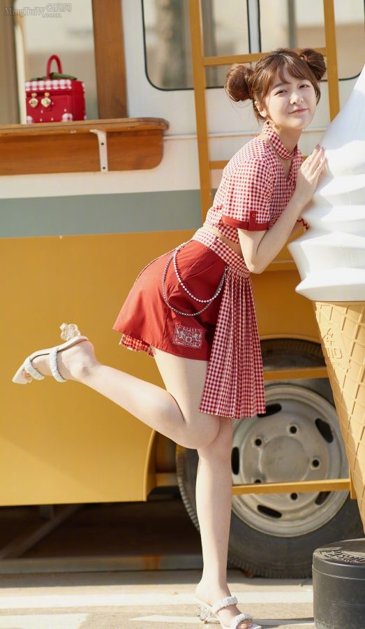 演员徐娇和网红栗莎子美腿双倍快乐(3/5)