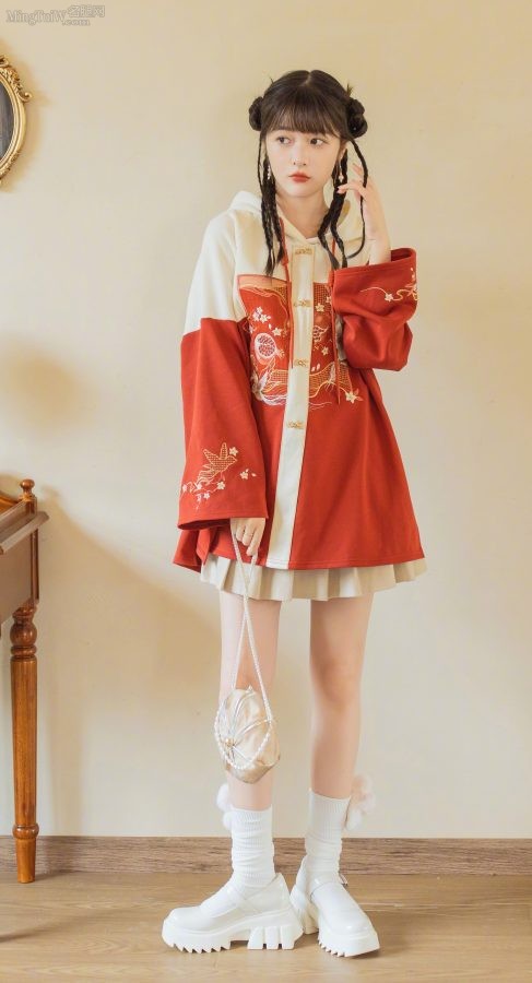 徐娇展示年轻少女的迷人双腿(1/4)
