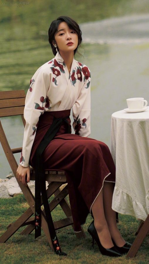 徐娇丝袜配优雅高跟展现妩媚动人(1/5)