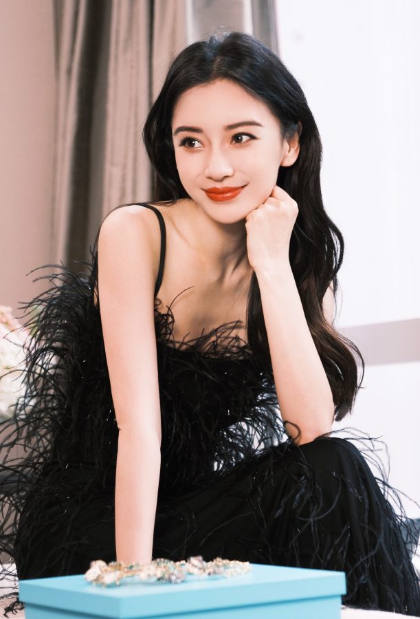 Yang Ying looks slim in a black suspender low-cut dress(1/6)