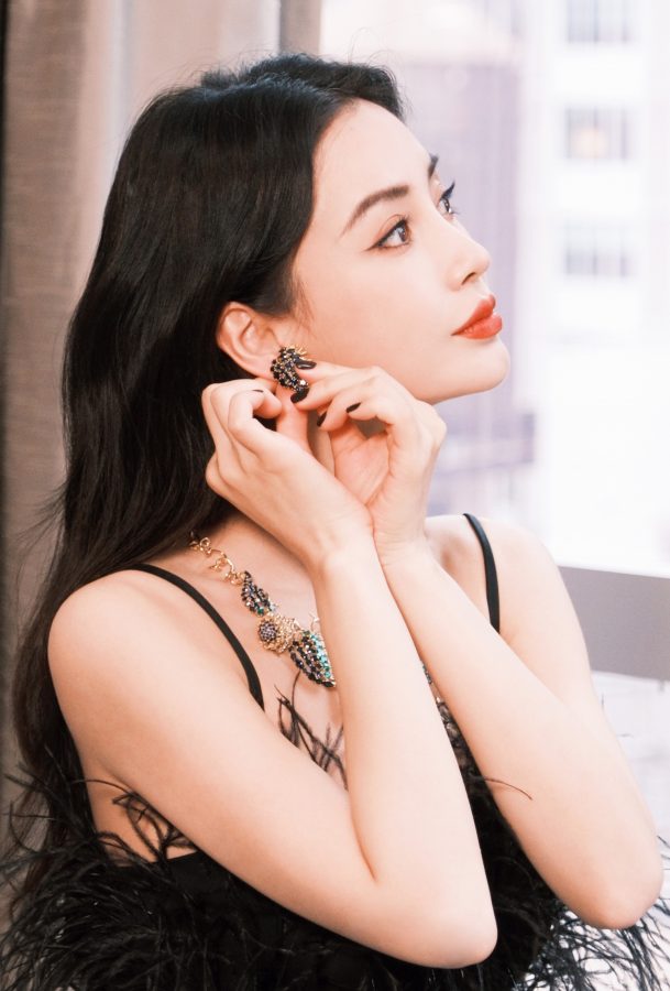 杨颖一袭黑色吊带低胸长裙身材苗条(3/6)