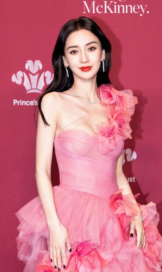 Angelababy杨颖低胸粉裙衬托白皙圆胸(2/4)