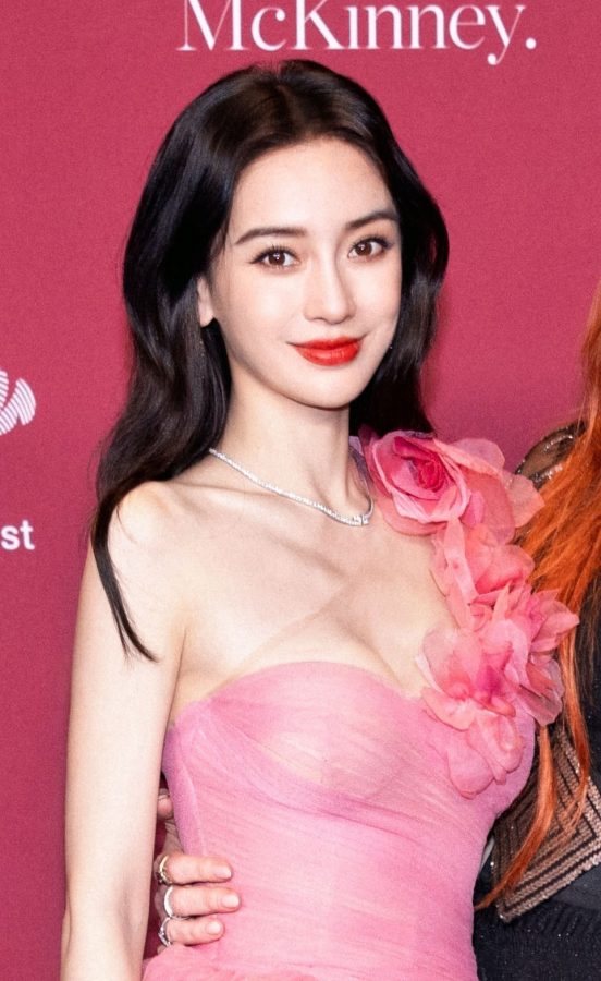 Angelababy杨颖低胸粉裙衬托白皙圆胸(3/4)