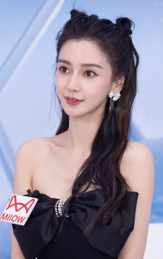 猫儿少女Angelababy代言文胸品牌现场秀长腿(6/6)