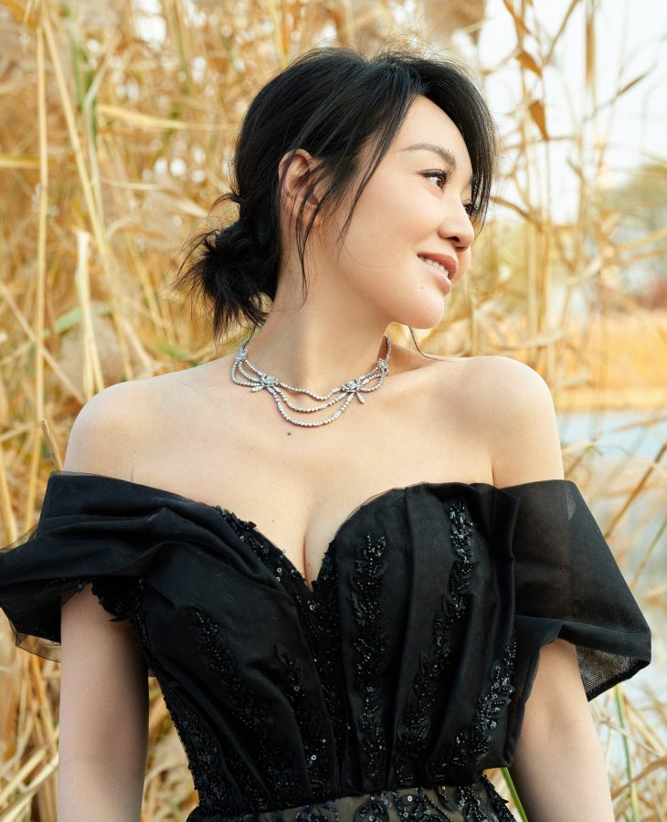 闫妮身着黑色薄纱裙站在芦苇丛里展示成熟事业线（第3张/共8张）