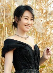 闫妮身着黑色薄纱裙站在芦苇丛里展示成熟事业线