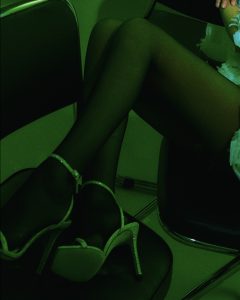 闫妮腿穿丝袜和细高跟为杂志拍摄魅惑大片
