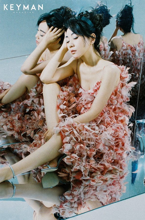 Yan Ni wears pantyhose and stilettos to shoot a glamorous photo shoot for a magazine.(8/10)