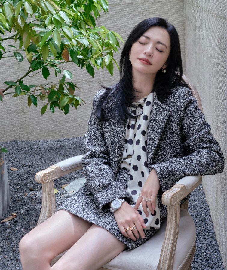 Yao Chen has a pair of perfect long legs under her short skirt(3/6)