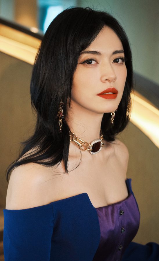 Tall actress Yao Chen wears a slit skirt to show off her legs and career line(5/6)