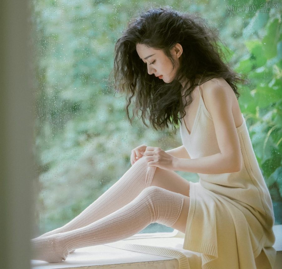 女星赵丽颖美腿穿棉袜拍摄写真大片(1/9)