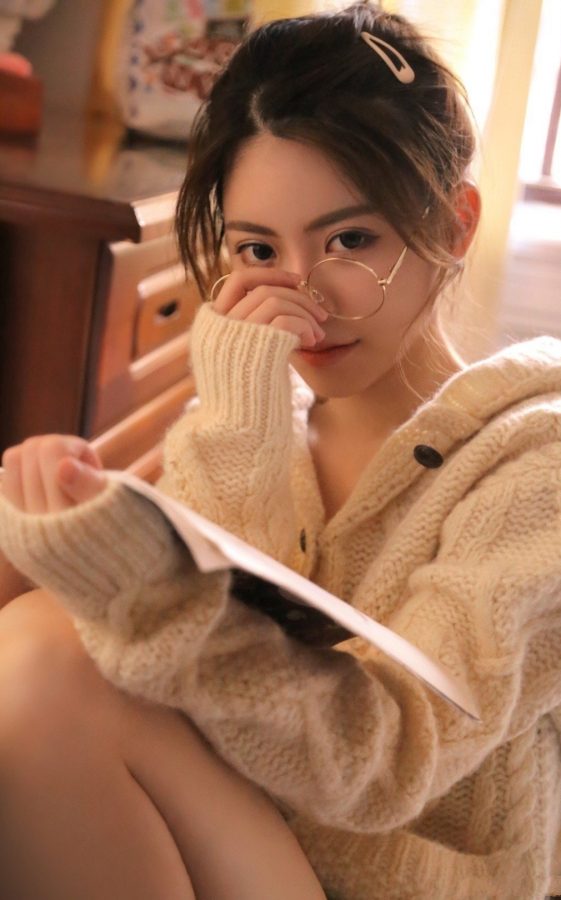 可爱妹子周淑怡居家照美腿光滑(2/8)