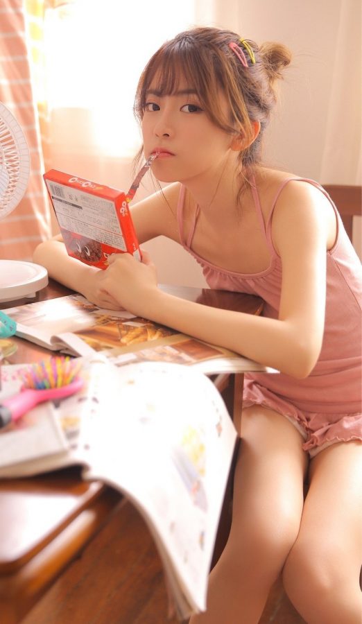 可爱妹子周淑怡居家照美腿光滑(3/8)