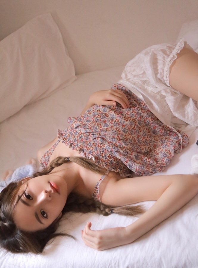可爱妹子周淑怡居家照美腿光滑(6/8)