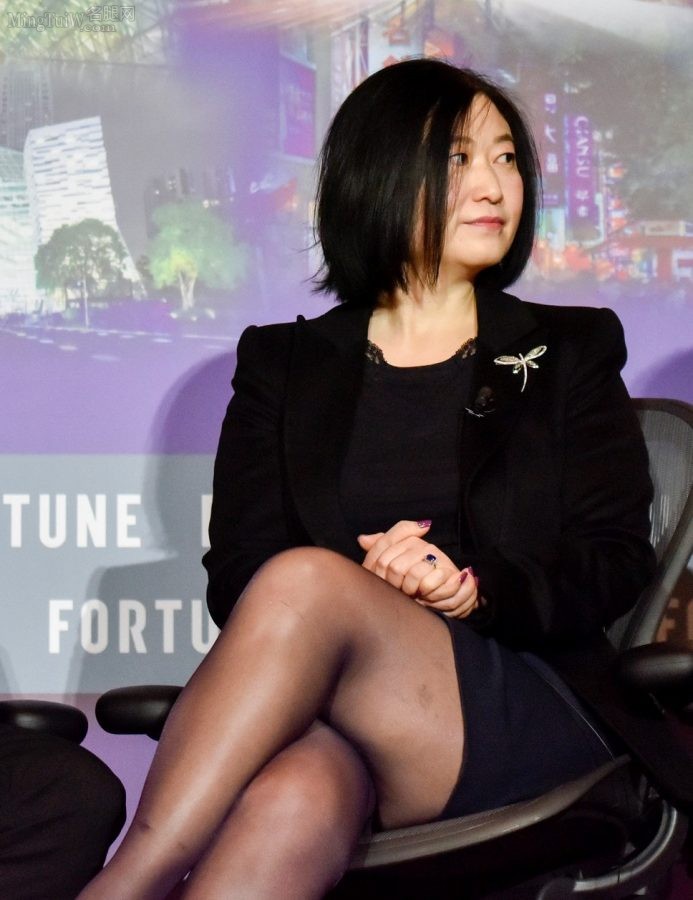 财富全球论坛上主持人Eunice Yoon采访麦肯锡资深全球董事合伙人沙莎(8/11)