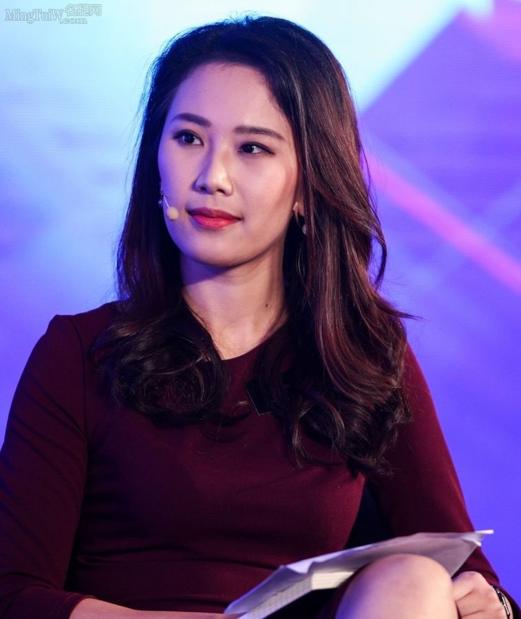 Chinese female host Qian Chen's beautiful legs and high heels(2/2)