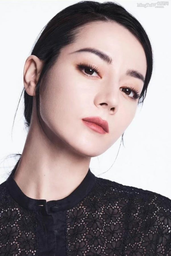 迪丽热巴美腿穿镂空高跟长靴拍大片魅力闪耀光彩(3/8)
