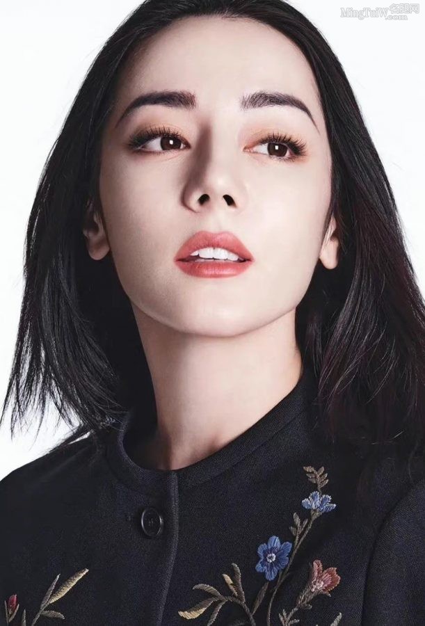 迪丽热巴美腿穿镂空高跟长靴拍大片魅力闪耀光彩(6/8)