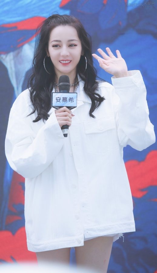 迪丽热巴穿白色无裤装秀白皙大腿(4/5)