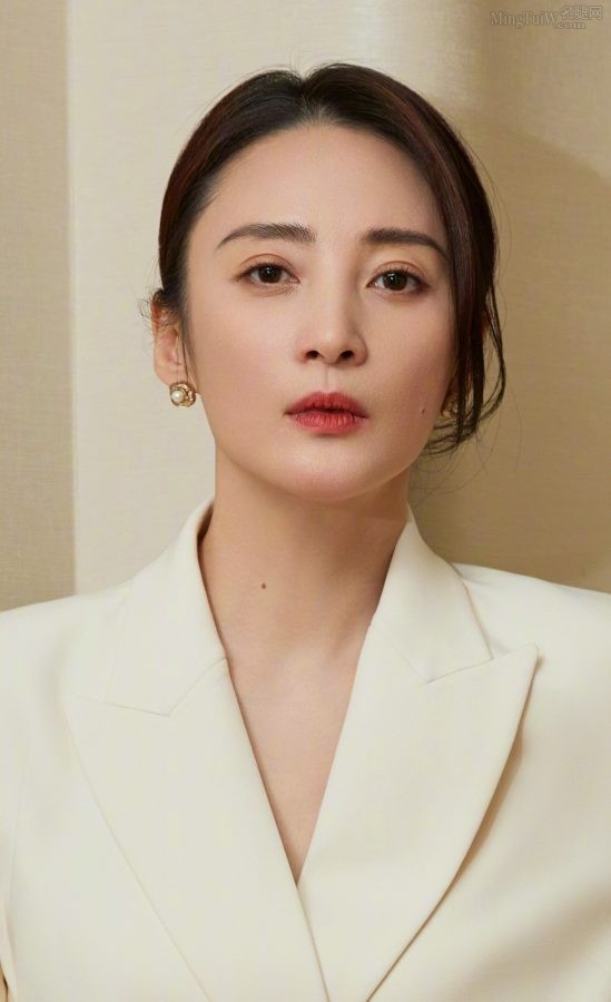 御姐蒋勤勤穿白西装白高跟优雅大气(3/3)