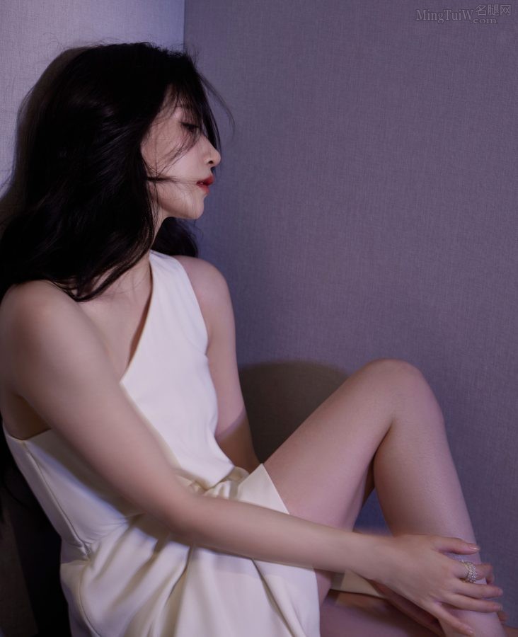 江疏影拍写真绝美之腿和玉足展现出高贵的魅力(4/4)