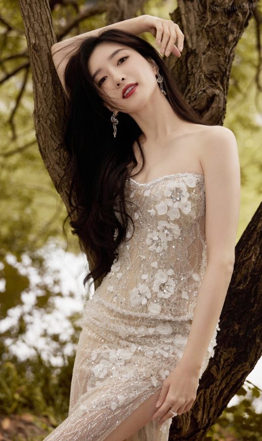 Jiang Shuying's forest fairy image: wearing a low-cut slit dress showing off her slender and enchanting legs(7/10)