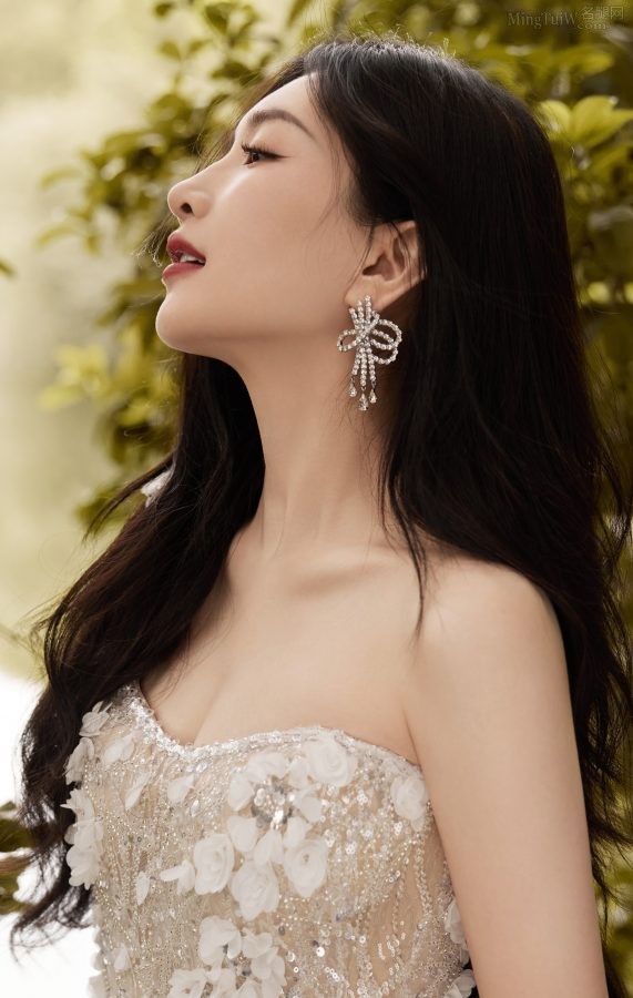 江疏影的森林仙子形象：身着低胸开叉礼服展现出修长的妖娆美腿(8/10)