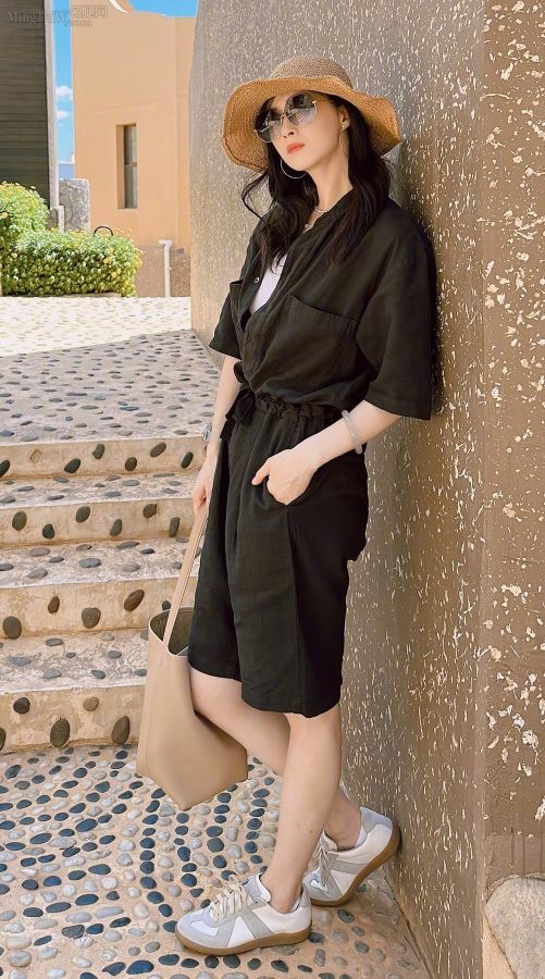 Jiang Xin sunbathing her legs in the warm sunshine while traveling(2/4)