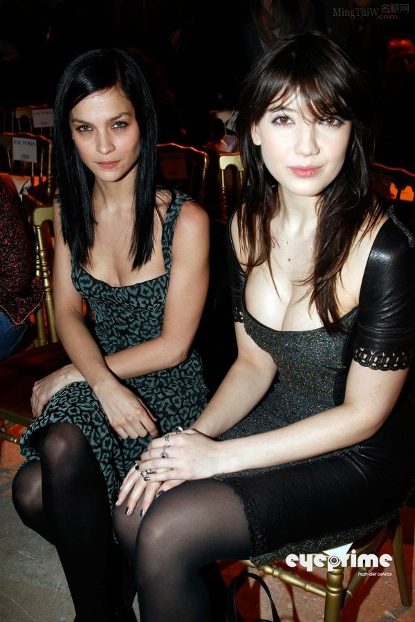 Leigh Lezark(左)和Daisy Lowe(右)腿穿黑丝亮相巴黎时装周(2/5)