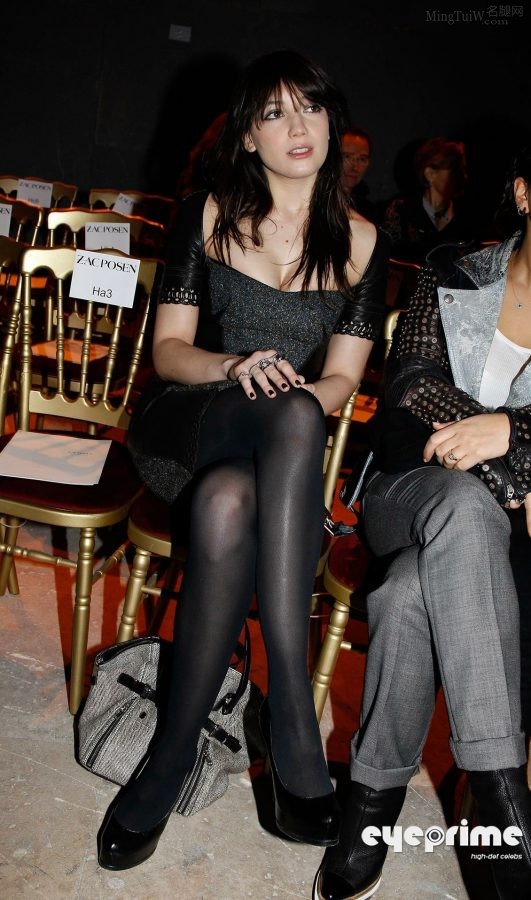 Leigh Lezark(左)和Daisy Lowe(右)腿穿黑丝亮相巴黎时装周（第3张/共5张）