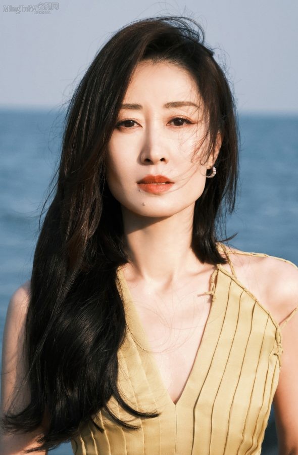 刘敏涛海边写真穿深V裙脚踩凉鞋尽显成熟魅力(2/3)